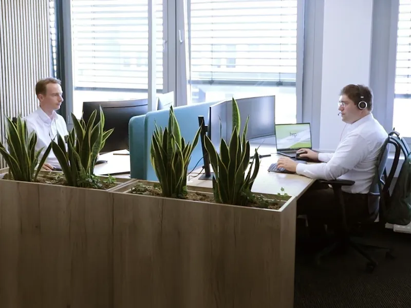 Zwei Softwareentwickler der hsp am Arbeitsplatz