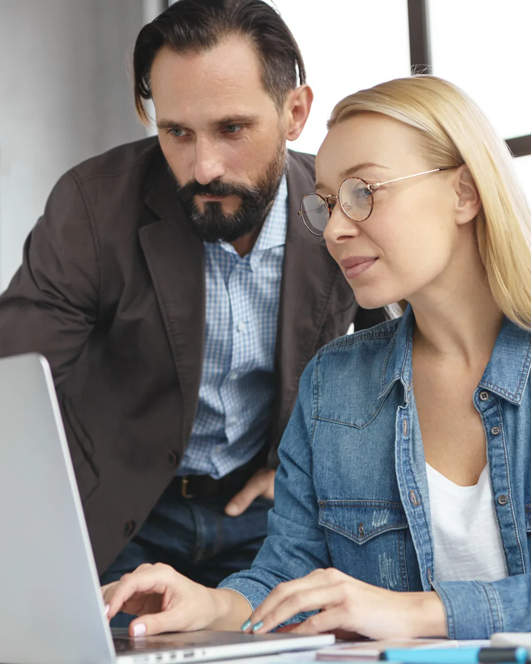 Prozessdokumentation: Anwendende vor dem Rechner Dokumentation per Software: Anwender bei der Arbeit