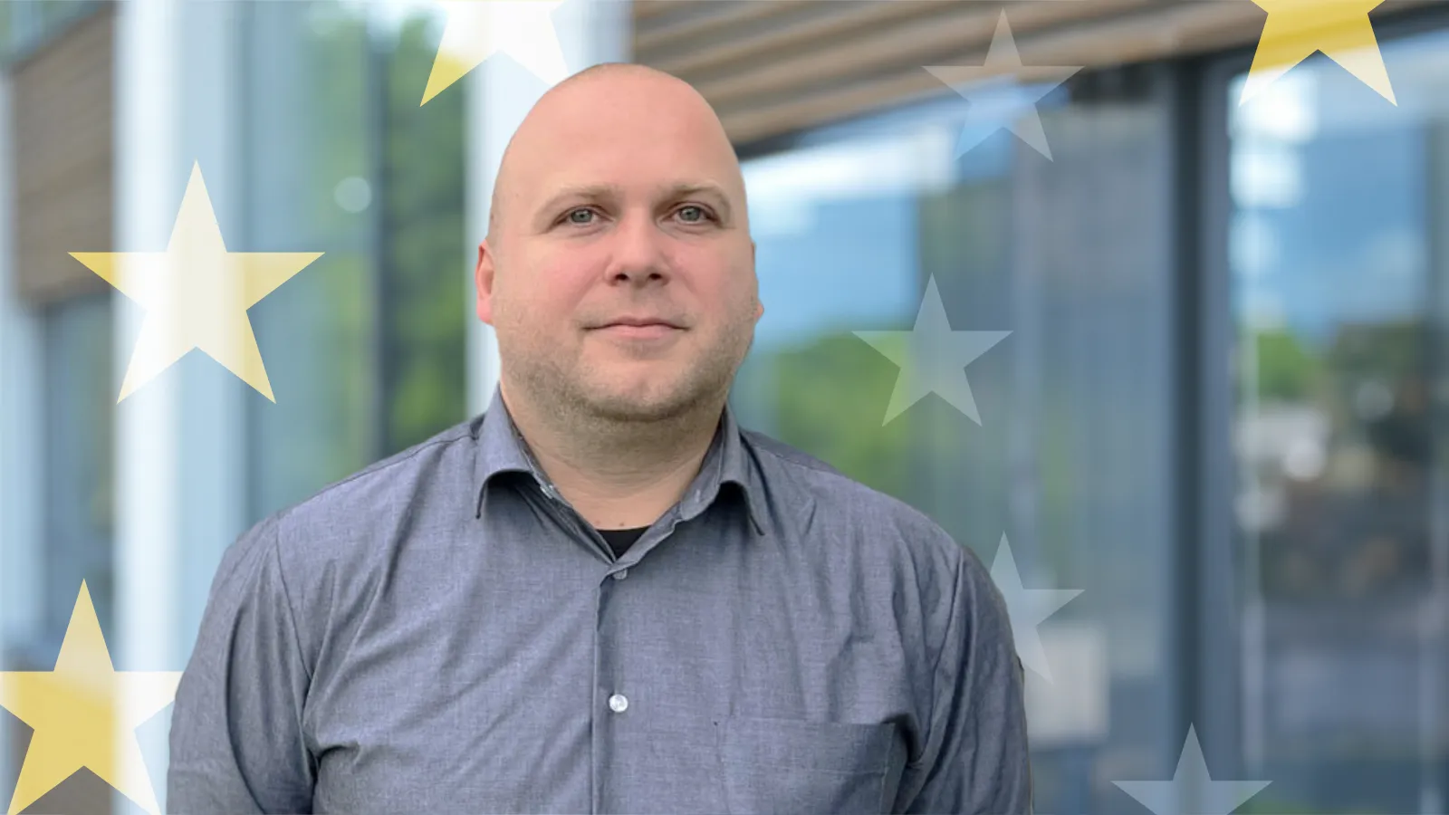 Dr. Steve Waitschat umrahmt von den Sternen der EU-Flagge
